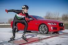 Jaguar XE 300 Sport im Duell mit dem Weltklasse-Speed Skater Shaolin Sándor Liu.  Foto: Auto-Medienportal.Net/Jaguar Land Rover